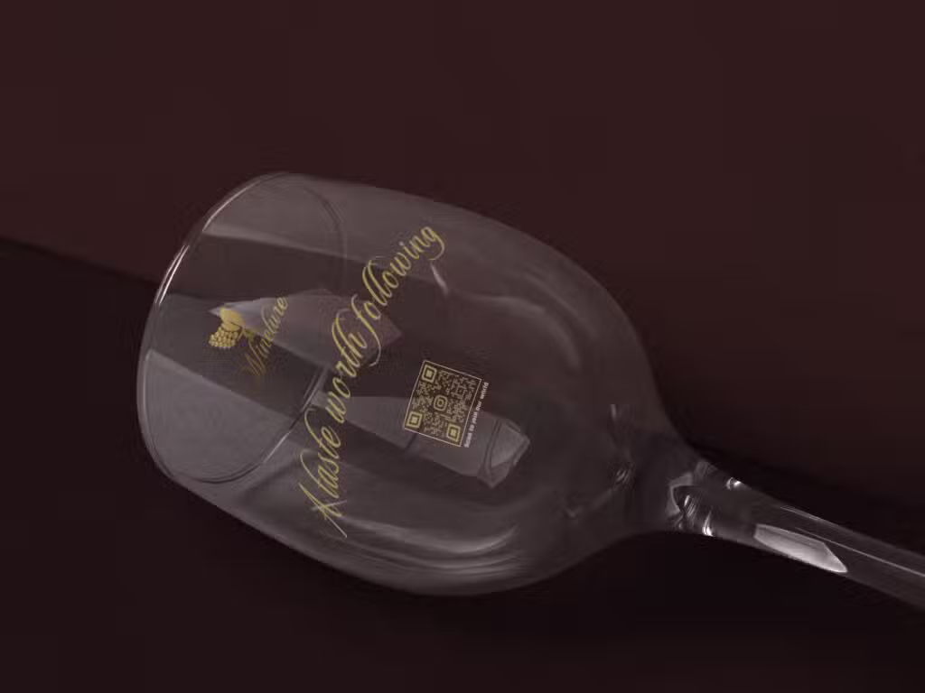 bicchiere da vino con un codice QR e una scritta dorata