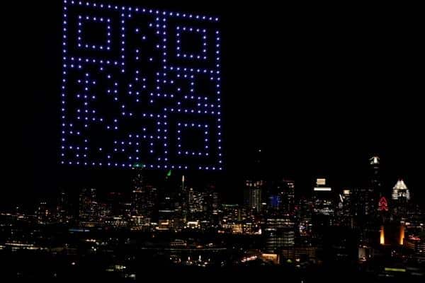 QR-Code-Drohnenshow bei Nacht über den Lichtern von Austin