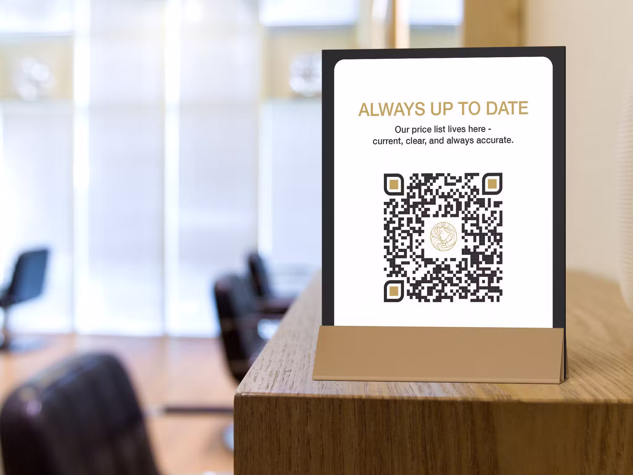 Code QR de la liste des prix avec un logo sur le comptoir d'un salon de beauté
